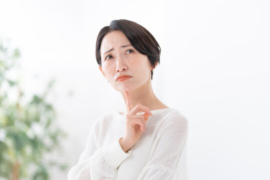 悩む女性