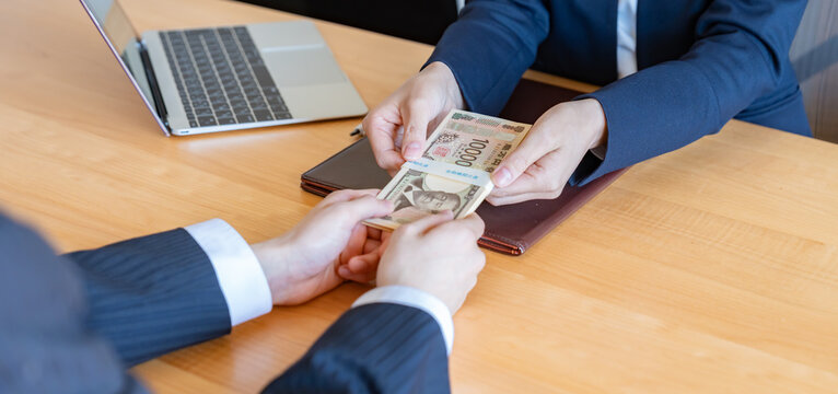 現金を渡す女性