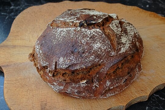 pflaumen-walnussbrot auf einem holzbrett