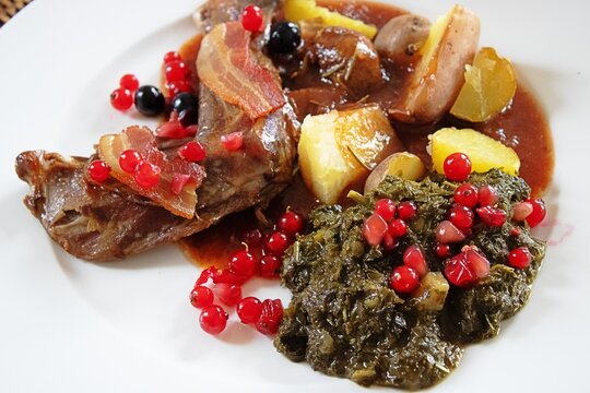 erkner, deutschland - argentinischer hasenbraten mit beeren und gr&uuml;nkohl