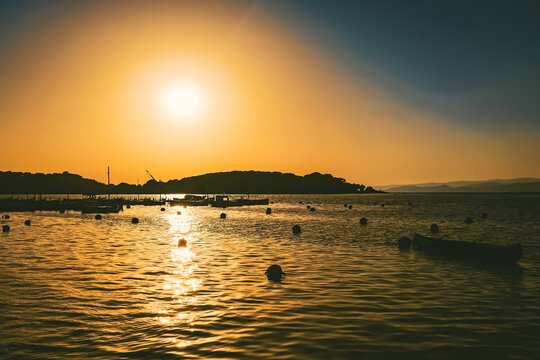 Boote im Meer in der untergehenden Sonne