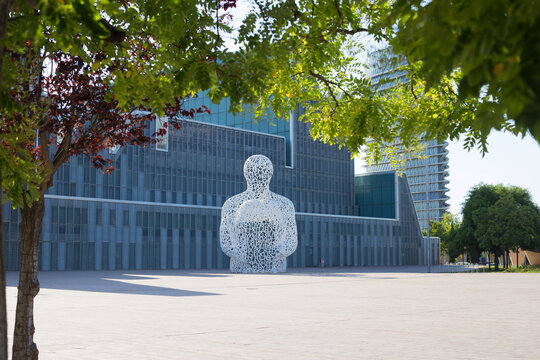 Alma del Ebro sculpture at Zaragoza Expo site with Water Tower and Congress Palace