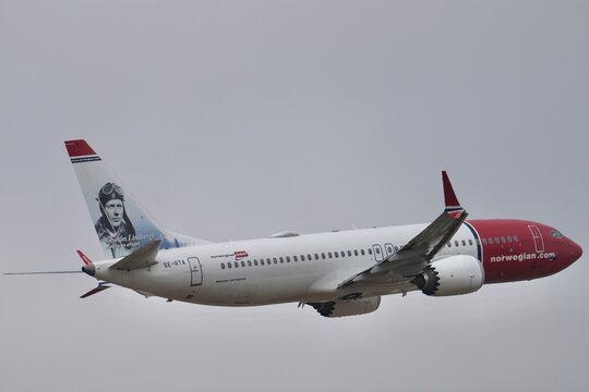 Norwegian B737 MAX "Lindberg" au d&eacute;collage ciel gris