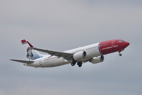 Norwegian B737 MAX "Lindberg" d&eacute;collage au loin