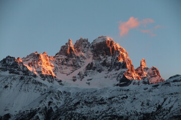 Obraz premium Montanha coberta de neve em Cerro Castillo, na Carretera Austral, Chile, iluminada no nascer do sol 