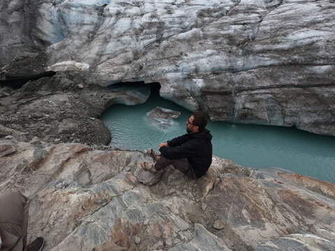 Homem diante do glaciar VINCIGUERRA em Ushuaia, na Patag&ocirc;nia Argentina 