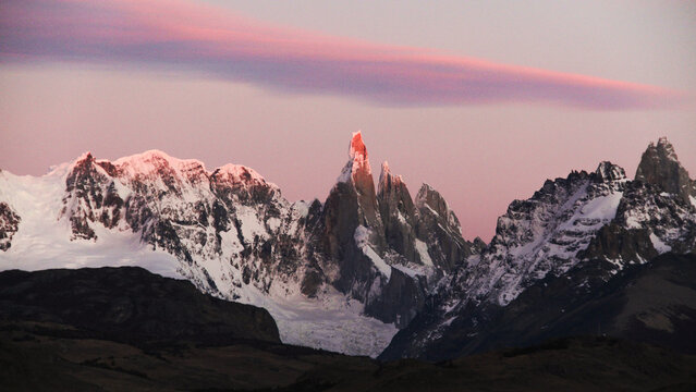 Cerro Torre em El Chalt&eacute;n. Na Patag&ocirc;nia Argentina, no nascer do sol 