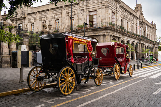 Dos Calandrias el&eacute;ctricas est&aacute;n paradas en la avenida Hidalgo del Centro Hist&oacute;rico de Guadalajara Jalisco M&eacute;xico.
