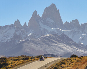 Fototapeta premium Carro na estrada que leva a El Chaltén, na Patagônia argentina, com monte Fitz Roy ao fundo
