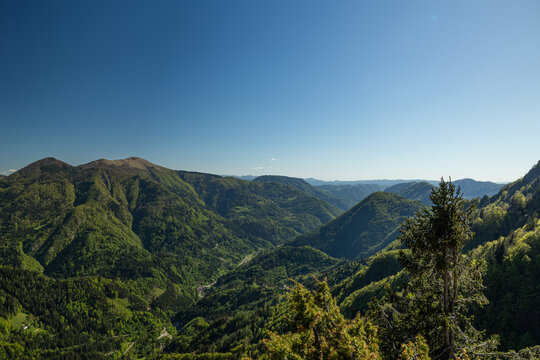 vista panoramica in alta quota di un ambiente naturale di montagna nella Slovenia nord-occidentale, di giorno, in primavera, con cielo sereno e colori brillanti