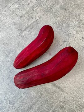Rote Beete gesch&auml;lt f&uuml;r den Gem&uuml;sesaft.