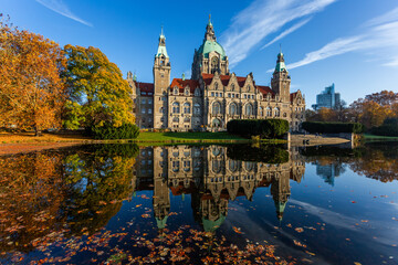 Obraz premium Autumn view of Maschpark and New Town Hall in morning light
