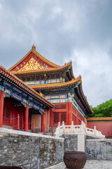 Obraz premium Traditional Imperial Palace Architecture with Ornate Painted Eaves and a Large Bronze Vat in the Forbidden City, Beijing, China
