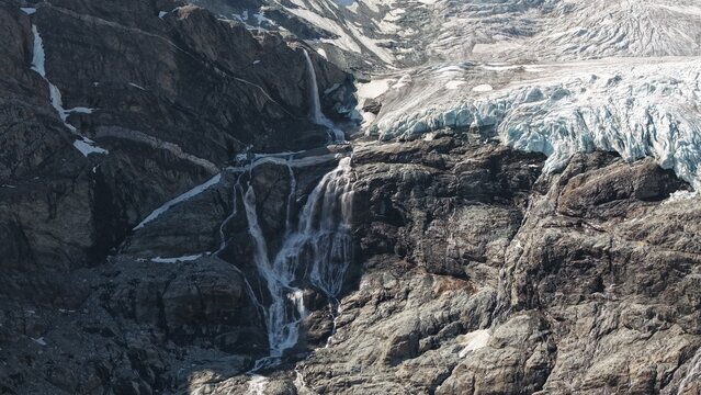 S&eacute;racs bleut&eacute;s d'un glacier accroch&eacute; &agrave; une paroi rocheuse alpine
