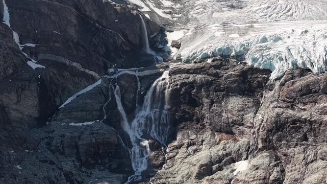 Glacier et cascades d&eacute;valant une paroi rocheuse alpine