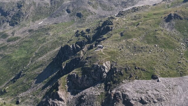 Versant rocheux escarp&eacute; et sentiers de haute montagne dans les Alpes