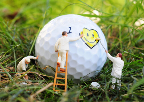 Miniaturfiguren bemalen Golfball mit Smiley
