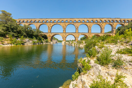 La rivi&egrave;re le Gardon avec le Pont du Gard en arri&egrave;re plan au sud de la France
