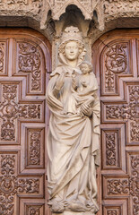 Obraz premium Architectural details of the Central portico of The Cathedral of Leon (Saint Mary of Regla) in Leon city, Spain