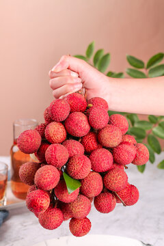 Fresh Hainan Guangxi Lychee Fruits Hand Held Cluster Tropical Asian Exotic Sweet Lingshan Sticky Nonnuclear Variety