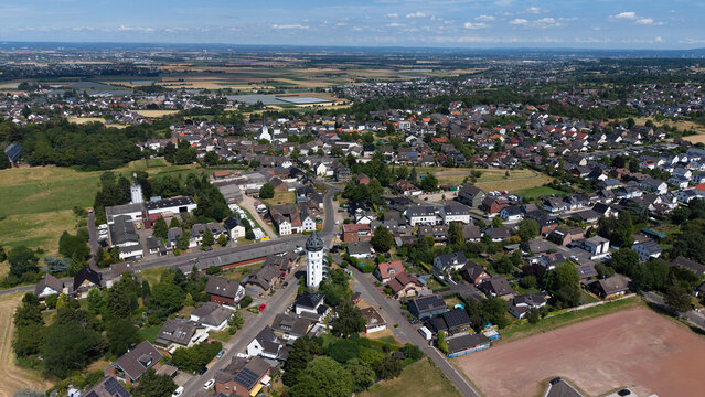 Luftaufnahme von Bornheim R&ouml;sberg mit Wasserturm und Ortsansicht