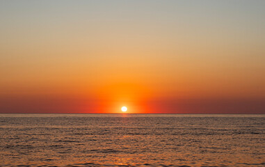 Obraz premium Beautiful sunset over the sea with wave. Evening sea landscape