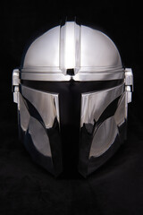 Obraz premium Professional photograph of a Mandalorean helmet on dark velvet, captured in El Salvador, Cinepolis on June 26, 2026.