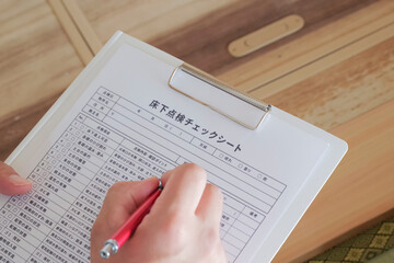 Obraz premium 床下点検口から床下を確認 する作業員