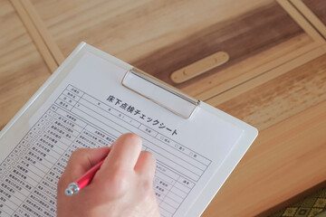 Obraz premium 床下点検口から床下を確認 する作業員