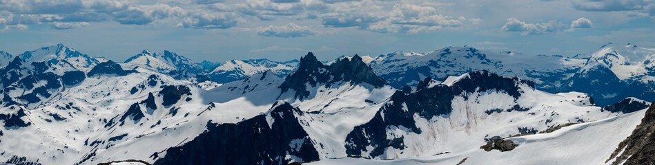 Obraz premium Panoramic Snow-Covered Mountain Range With Jagged Peaks in British Columbia, Canada — Majestic Alpine Landscape