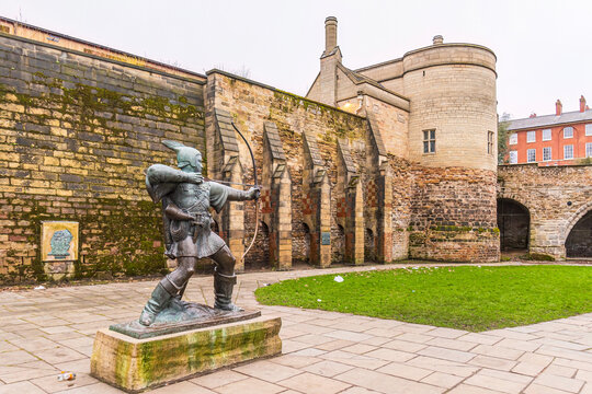 Robin Hood Statue in front of Nottingham Castle.