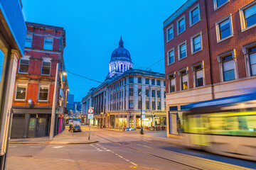Obraz premium Tram in downtown Nottingham city, cityscape of England at twilight