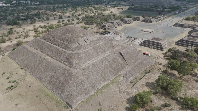 Aerial perspective of the ancient teotihuacan archeological site, featuring the pyramid of the sun and the avenue of the dead, revealing the vastness of this pre aztec mesoamerican city