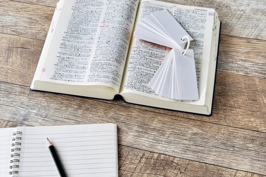 テスト勉強　英和辞典と暗記カード