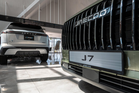 Jaecoo j7 phev suvs displayed in modern car showroom