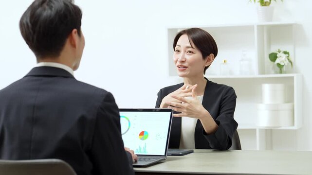 ビジネスパーソン　打ち合わせ　ミーティング　会議