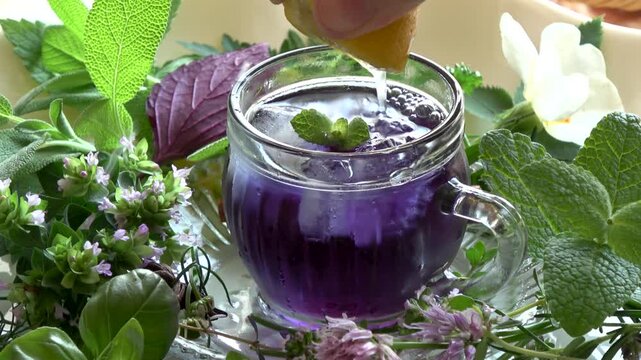 Put lemon juice in butterfly pea tea