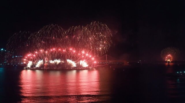 Beautiful final firework display over the Busan skyline, Korea - 한국 부산 스카이라인 위로 펼쳐지는 아름다운 마지막 불꽃 디스플레이