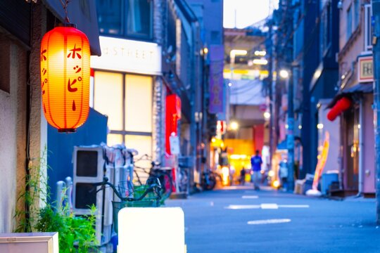 東京・高円寺駅前の路地裏