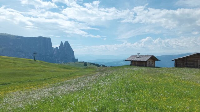 Dolomiten, Seiser Alm im Hintergrund des - Trentino-S&uuml;dtirol, Italien, Europa.