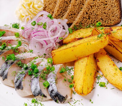 Pickled herring with fried potatoes and rye bread