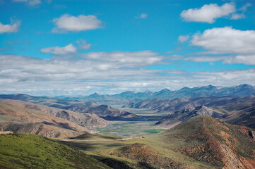 Obraz premium Breathtaking mountain range with vast open spaces under a clear blue sky