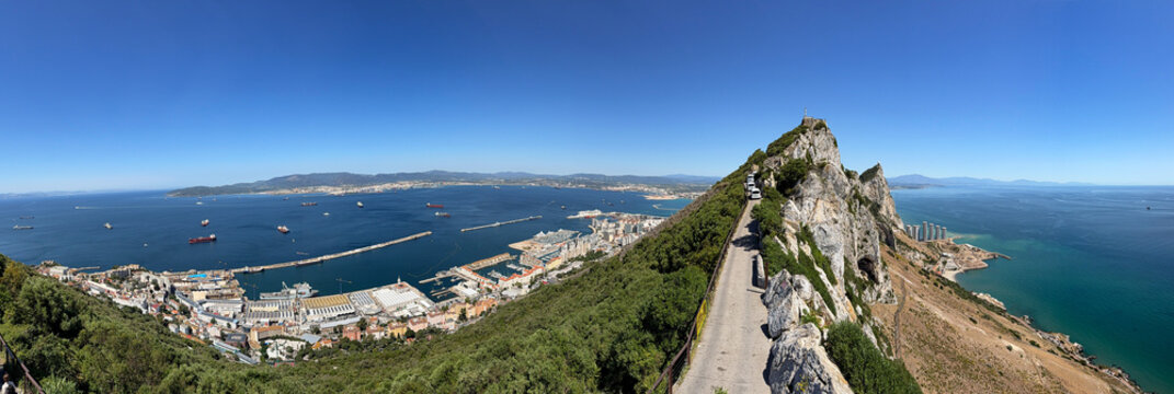 Blick vom Gipfelgrat auf den Felsen von Gibraltar