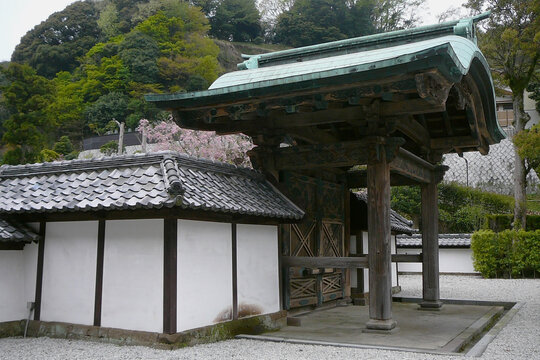 日本：建長寺【鎌倉五山】2011年の改修前の唐門／神奈川県鎌倉市