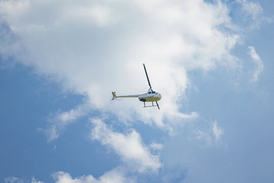 Wei&szlig;er Helikopter in der Luft 4