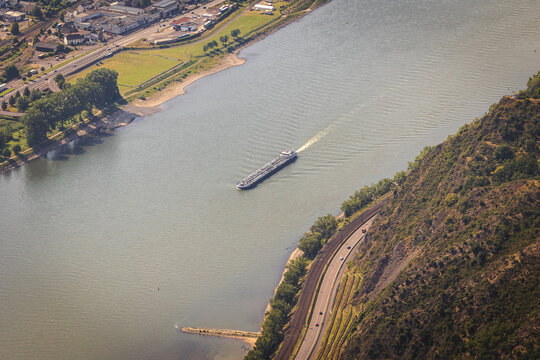 Schiff auf dem Rhein warm Luftaufnahme