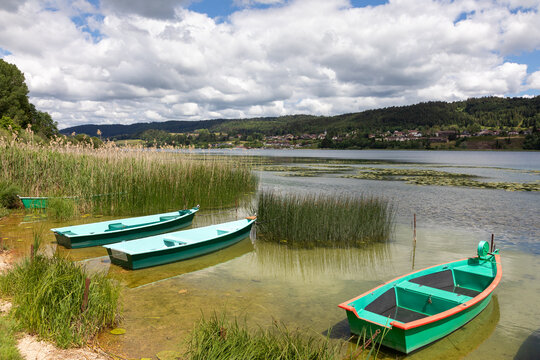 Vue sur le lac de Saint‑Point dans le d&eacute;partement du Doubs