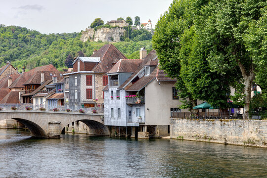 Village d&rsquo;Ornans avec les roches d&rsquo;Ornans dans le d&eacute;partement du Doubs