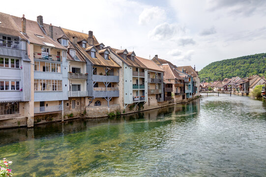 Village d&rsquo;Ornans avec les roches d&rsquo;Ornans dans le d&eacute;partement du Doubs