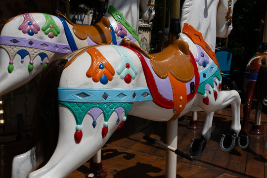 Chevaux blancs qui chevauchent sur un carrousel et man&egrave;ge